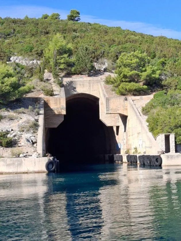 Dugi Otok: Golubinka Cave, Bunkers & a Sunken Ship details