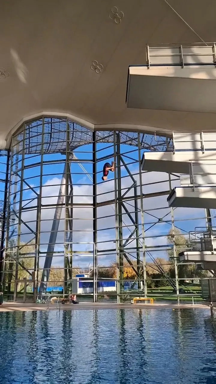 Olympia-Schwimmhalle München: Sprung vom 10-m-Turm description