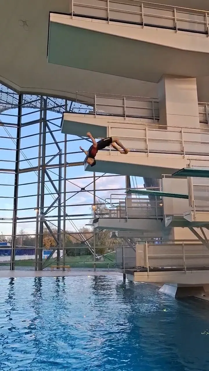 Olympia-Schwimmhalle München: Sprung vom 10-m-Turm details
