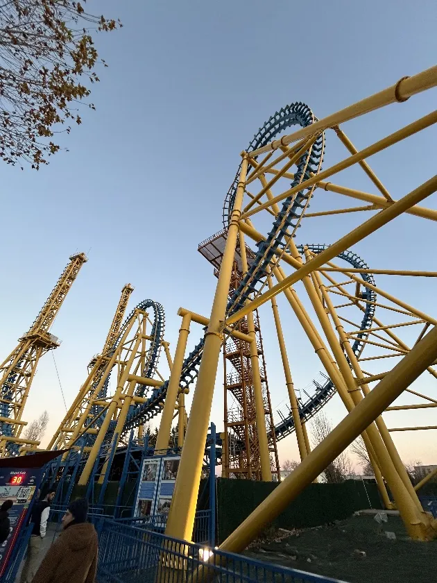 Parque Warner Madrid: Superheroes, Cartoons & Coasters description
